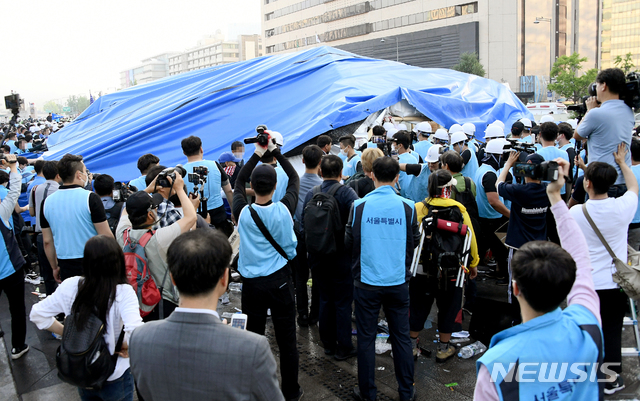 【서울=뉴시스】김병문 기자 = 서울시가 25일 오전 서울 종로구 광화문광장에 설치된 대한애국당의 농성 천막을 철거하고 있다. 2019.06.25.(사진=서울시 제공) photo@newsis.com