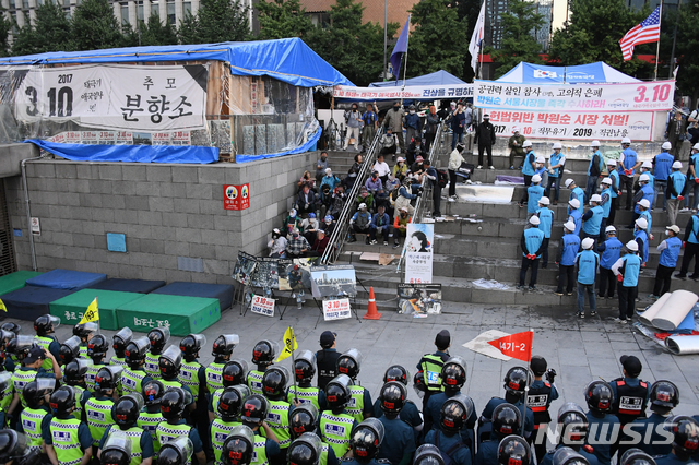 [서울=뉴시스]서울시가 25일 오전 서울 종로구 광화문광장에 설치된 우리공화당의 농성 천막을 철거하고 있다. 2019.06.25.(사진=뉴시스 DB) 