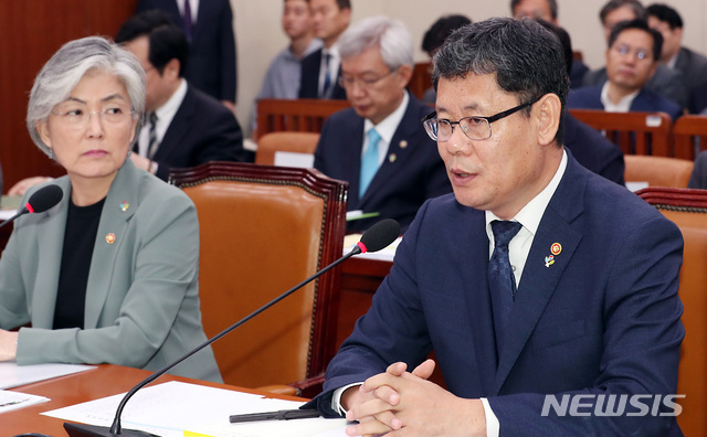 【서울=뉴시스】이종철 기자 = 25일 서울 여의도 국회에서 열린 외교통일위원회 전체회의에서 김연철 통일부 장관이 북한 동력선 사건에 대한 의원 질의에 답변하고 있다. 옆은 강경화 외교부장관. 2019.06.25.  jc4321@newsis.com