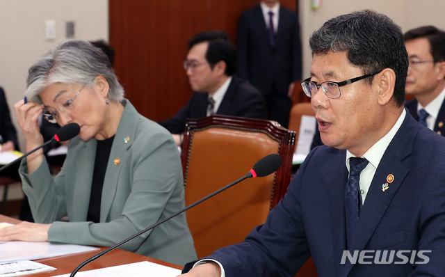 【서울=뉴시스】이종철 기자 = 25일 서울 여의도 국회에서 열린 외교통일위원회 전체회의에서 김연철 통일부 장관이 북한 동력선 사건에 대한 의원 질의에 답변하고 있다. 옆은 강경화 외교부장관. 2019.06.25. jc4321@newsis.com