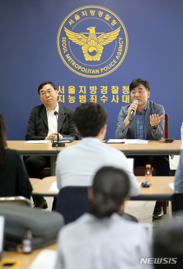 【서울=뉴시스】 고범준 기자 = 곽정기(왼쪽) 지능범죄수사대장, 안동현 지수1계장이 25일 오전 서울 중랑구 서울지방경찰청 지능범죄수사대에서 그룹 빅뱅의 전 멤버 승리의 수사 결과 관련 백브리핑을 하고 있다. 이날 서울지방경찰청에 따르면 승리와 유인석 전 유리홀딩스 대표, 윤모 총경을 검찰에 기소 의견으로 송치한다 밝혔다. 2019.06.25. bjko@newsis.com