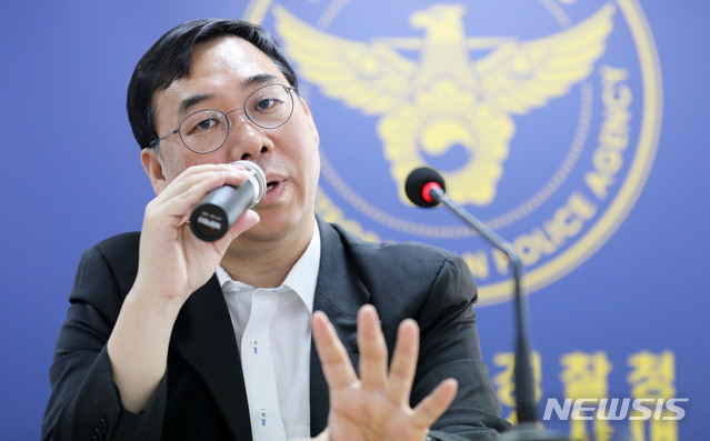 【서울=뉴시스】 고범준 기자 = 곽정기 지능범죄수사대장이 지난달 25일 오전 서울 중랑구 서울지방경찰청 지능범죄수사대에서 그룹 빅뱅의 전 멤버 승리의 수사 결과 관련 백브리핑을 하고 있다. 2019.06.25. bjko@newsis.com