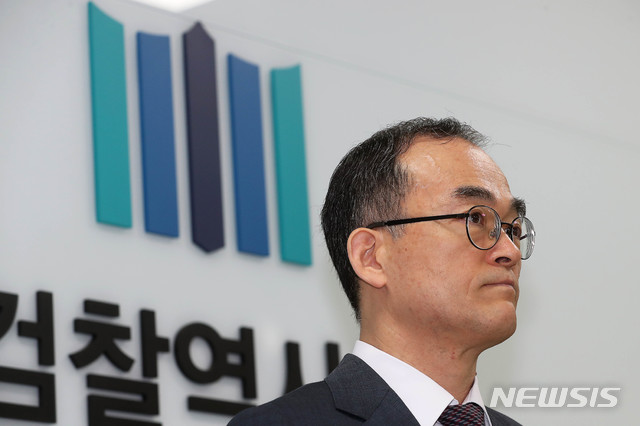 【서울=뉴시스】추상철 기자 = 문무일 검찰총장이 25일 오전 서울 서초구 대검찰청 검찰역사관 앞에서 과거사 관련 입장발표를 하고 있다. 2019.06.25. photo@newsis.com