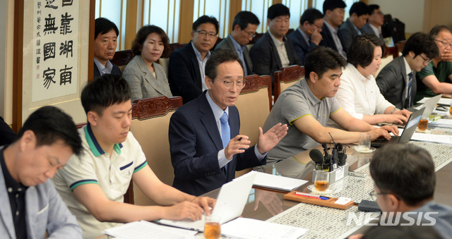 【전주=뉴시스】 김얼 기자= 25일 전북 전주시 전북도청 접견실에서 송하진 전북도지사가 민선 7기 1주년 기자간담회를 갖고 입장을 발표하고 있다. 송하진 전북도지사는 "도정 목표의 완성도를 높여 나가기 위해서는 전북 자존의식 제고와 함께, 각 분야의 체질 강화, 산업 생태계 구축을 위한 각종 정책실현 과정에서 절차적 정당성과 내용적 충실성을 최대한 확보해 나가야 한다."고 당부했다. 2019.06.25.pmkeul@newsis.com