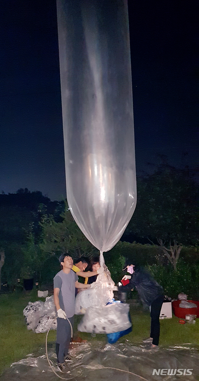 【서울=뉴시스】김병문 기자 = 탈북민단체 자유북한운동연합이 25일 오전 인천 강화군 일대에서 한국전쟁 69주년을 맞아 북한 당국을 규탄하는 내용의 대북 전단을 날려 보내고 있다. 2019.06.25.(사진=자유북한운동연합 제공) photo@newsis.com