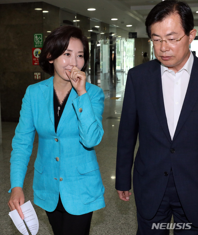 【서울=뉴시스】 박영태 기자 = 자유한국당 나경원 원내대표가 25일 오전 서울 여의도 국회 의원회관에서 열린 '사이버안보 365 정책토론회'에 참석하며 이만희 의원과 이야기를 나누고 있다. 2019.06.25.since1999@newsis.com