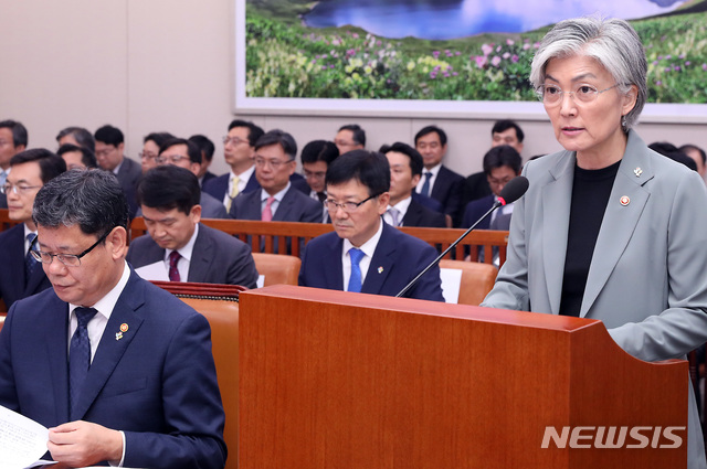 【서울=뉴시스】이종철 기자 = 25일 서울 여의도 국회에서 열린 외교통일위원회 전체회의에서 강경화 외교부장관이 업무보고를 하고 있다. 옆은 김연철 통일부 장관. 2019.06.25. jc4321@newsis.com