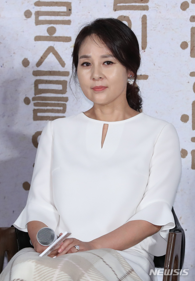 【서울=뉴시스】조수정 기자 = 배우 전미선이 25일 오후 서울 중구 메가박스 동대문에서 열린 영화 '나랏말싸미' 제작보고회에서 인사하고 있다. 세종대왕과 신미스님이 만나 한글을 창제한 과정을 담은 영화 '나랏말싸미'는 오는 7월 24일 개봉한다. 2019.06.25. chocrystal@newsis.com