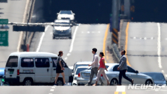 【서울=뉴시스】추상철 기자 = 낮 최고기온이 30도 안팎의 무더운 날씨를 보인 지난달 25일 오후 서울 서초구 도심에는 아지랑이가 피어오르고 있다. 2019.06.25.&nbsp; scchoo@newsis.com