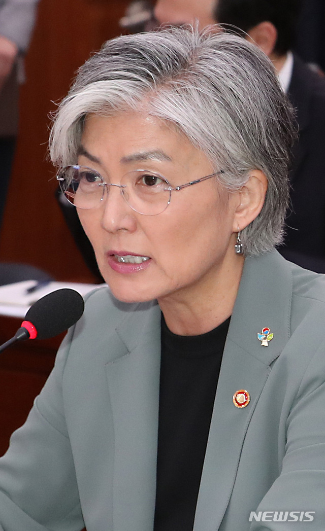 【서울=뉴시스】이종철 기자 = 북한 동력선 사건 등 외교안보 관련 현안 보고를 하기 위해 25일 서울 여의도 국회에서 열린 외교통일위원회 전체회의에서 강경화 외교부 장관이 의원 질의에 답변하고 있다. 2019.06.25. jc4321@newsis.com