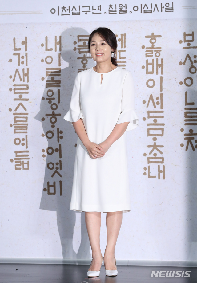 【서울=뉴시스】조수정 기자 = 배우 전미선이 25일 오후 서울 중구 메가박스 동대문에서 열린 영화 '나랏말싸미' 제작보고회에서 포즈를 취하고 있다. 세종대왕과 신미스님이 만나 한글을 창제한 과정을 담은 영화 '나랏말싸미'는 오는 7월 24일 개봉한다. 2019.06.25. chocrystal@newsis.com