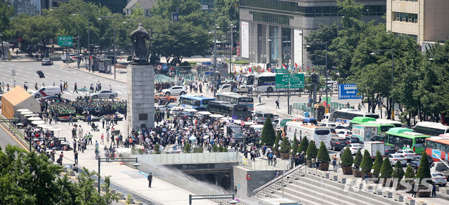 【서울=뉴시스】김선웅 기자 = 대한애국당(우리공화당으로 당명 변경)이 광화문광장에 불법적으로 설치한 천막에 대한 서울시의 강제철거 행정 집행이 진행된 25일 서울 종로구 광화문광장 내 불법천막이 놓여있던 자리에 서울시가 가져다 놓은 나무가 놓여 있다. 2019.06.25. mangusta@newsis.com
