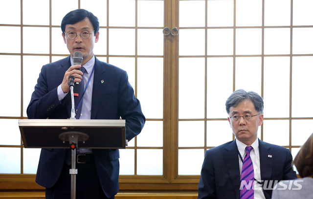 【서울=뉴시스】전신 기자 = 이호승 경제수석이 25일 청와대 춘추관에서 문재인 대통령 G20 오사카 순방 관련 기자간담회를 하고 있다. 2019.06.25. photo1006@newsis.com