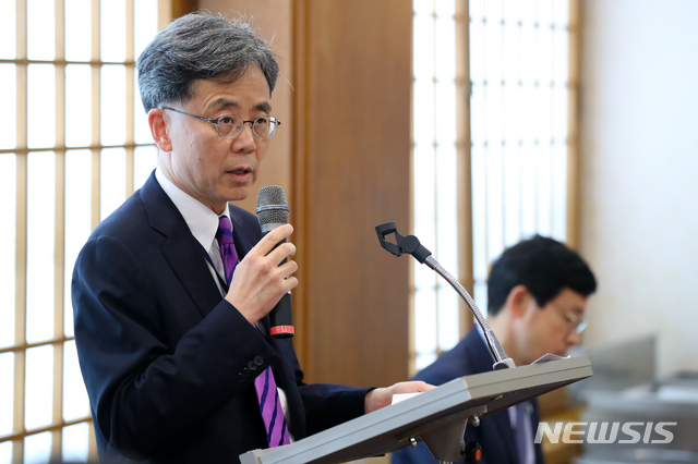 【서울=뉴시스】전신 기자 = 김현종 국가안보실 2차장이 25일 청와대 춘추관에서 문재인 대통령 G20 오사카 순방 관련 기자간담회를 하고 있다. 2019.06.25.&nbsp; photo1006@newsis.com