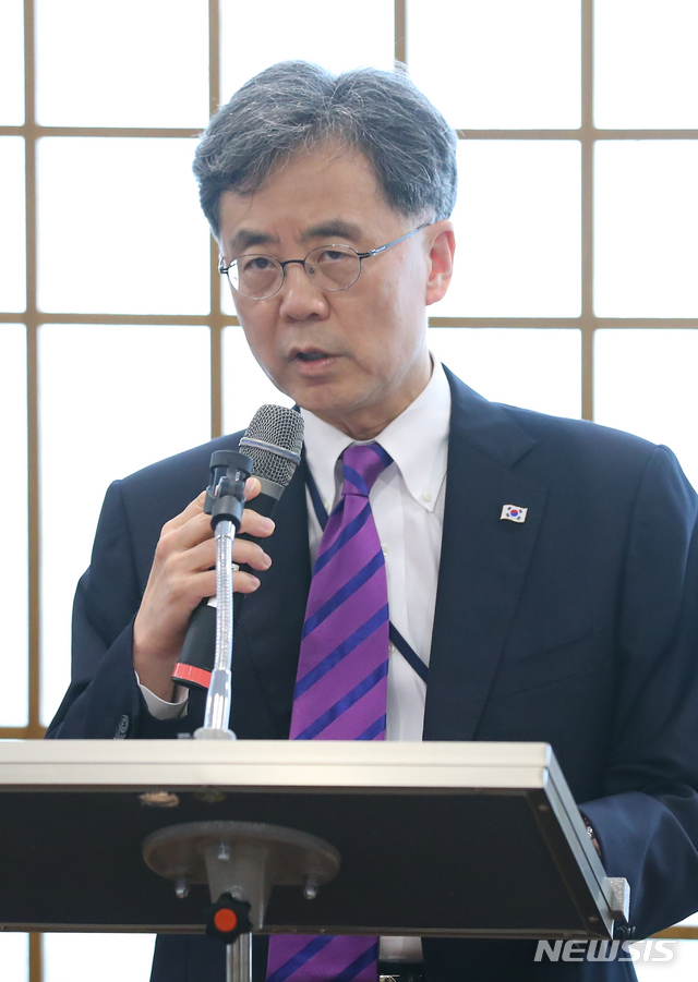 【서울=뉴시스】전신 기자 = 김현종 국가안보실 2차장이 25일 청와대 춘추관에서 문재인 대통령 G20 오사카 순방 관련 기자간담회를 하고 있다. 2019.06.25. photo1006@newsis.com