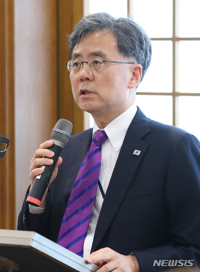 【서울=뉴시스】전신 기자 = 김현종 국가안보실 2차장이 25일 청와대 춘추관에서 문재인 대통령 G20 오사카 순방 관련 기자간담회를 하고 있다. 2019.06.25.&nbsp; photo1006@newsis.com