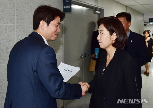 【서울=뉴시스】이종철 기자 = 25일 오후 서울 여의도 국회 의원회관에서 우연히 마주친 민주당 이인영 원내대표와 한국당 나경원 원내대표가 악수를 하지만 상반된 표정을 보이고 있다. 2019.06.25. jc4321@newsis.com