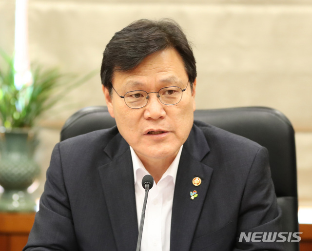 【서울=뉴시스】 전진환 기자 = '혁신성장 지원을 위한 금융투자업 인가 체계 개편' 간담회가 열린 25일 오후 서울 여의도 금융투자협회 대회의실에서 최종구 금융위원장이 모두발언을 하고 있다. 2019.06.25. amin2@newsis.com