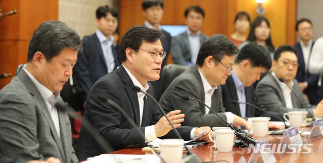 【서울=뉴시스】 전진환 기자 = '혁신성장 지원을 위한 금융투자업 인가 체계 개편' 간담회가 열린 25일 오후 서울 여의도 금융투자협회 대회의실에서 최종구 금융위원장이 모두발언을 하고 있다. 2019.06.25. amin2@newsis.com