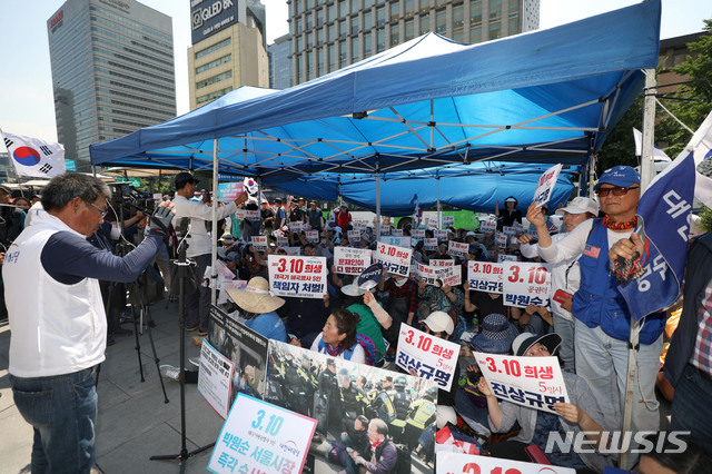 【서울=뉴시스】김선웅 기자 = 대한애국당(우리공화당으로 당명 변경)이 광화문광장에 불법 설치한 천막에 대한 서울시의 강제 철거 행정집행이 실시된 25일 서울 종로구 광화문광장에서 불법 천막을 재설치한 대한애국당원들이 집회를 하고 있다. 2019.06.25. mangusta@newsis.com