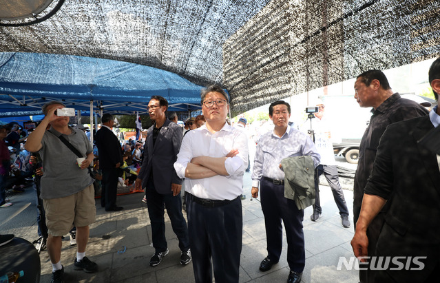 【서울=뉴시스】김선웅 기자 = 대한애국당(우리공화당으로 당명 변경)이 광화문광장에 불법 설치한 천막에 대한 서울시의 강제 철거 행정집행이 실시된 25일, 서울 종로구 광화문광장에서 대한애국당 조원진 대표가 현장을 지켜보고 있다.