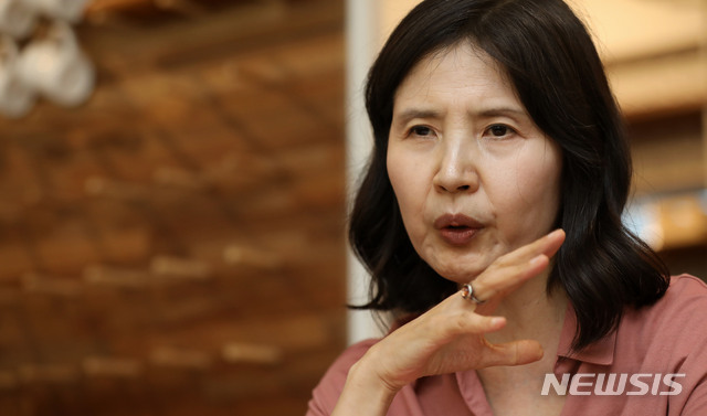 【서울=뉴시스】 고범준 기자 = 최영미 시인 2022.05.17.&nbsp; bjko@newsis.com