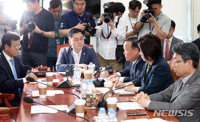 【서울=뉴시스】이종철 기자 = 25일 서울 여의도 국회에서 열린 정치개혁 특별위원회 제1소위원회에서 한국당 김재원 의원(오른쪽에서 세번째)이 항의 발언을 하고 있다. 2019.06.25. jc4321@newsis.com