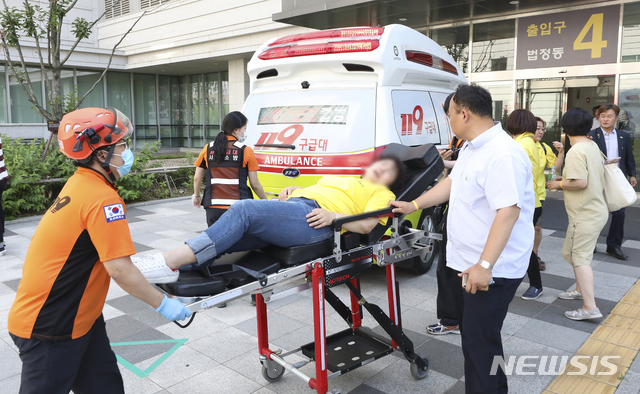 【서울=뉴시스】최진석 기자 = 세월호 희생자 유가족이 25일 오후 송파구 서울동부지법에서 열린 '세월호 특조위 활동 방해'와 관련 직권남용권리행사방해 등 혐의에 대한 1심 선고공판을 마친뒤 쓰러져 병원으로 이송되고 있다. 2019.06.25.myjs@newsis.com