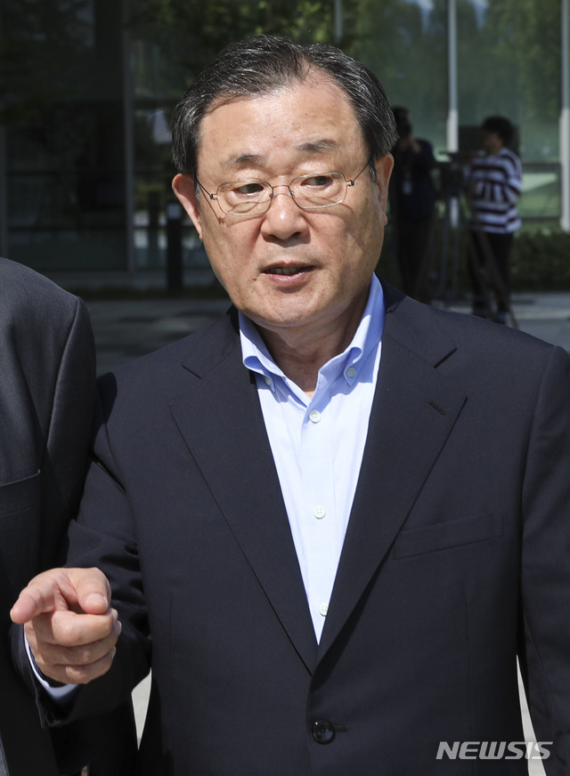 【서울=뉴시스】최진석 기자 = 직권남용 권리행사방해 혐의로 기소된 이병기 전 대통령 비서실장이 25일 오후 서울 송파구 서울동부지방법원에서 열린 1심 공판에서 징역 1년과 집행유예 2년을 선고받고 법정을 나서고 있다. 2019.06.25. photo@newsis.com