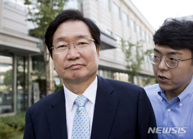 【서울=뉴시스】최진석 기자 = 세월호 특별조사위원회 설립과 활동을 방해한 혐의로 기소돼 1심에서 징역 2년에 집행유예 3년을 선고받은 김영석 전 해양수산부 장관이 25일 오후 서울 송파구 서울동부지법에서 열린 1심 선고 공판을 마친 뒤 법원을 나서고 있다. 2019.06.25. photo@newsis.com