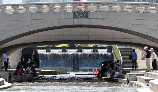 【서울=뉴시스】홍효식 기자 = 폭염주의보가 발령된 가운데 서울 낮 최고기온이 32도까지 오른 지난달 25일 오후 서울 종로구 청계광장 모전교 아래서 시민들이 더위를 식히고 있다. 2019.06.25. yesphoto@newsis.com