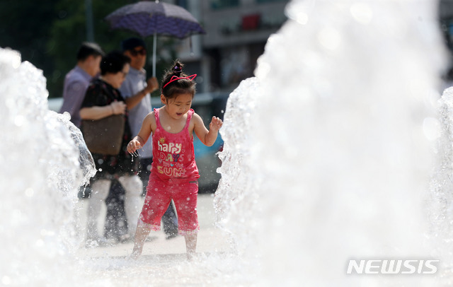 【서울=뉴시스】홍효식 기자 = 폭염주의보가 발령된 가운데 서울 낮 최고기온이 32도까지 오른 지난달 25일 오후 서울 중구 서울광장에서 어린이가 물놀이를 즐기며 더위를 식히고 있다. 2019.06.25. yesphoto@newsis.com
