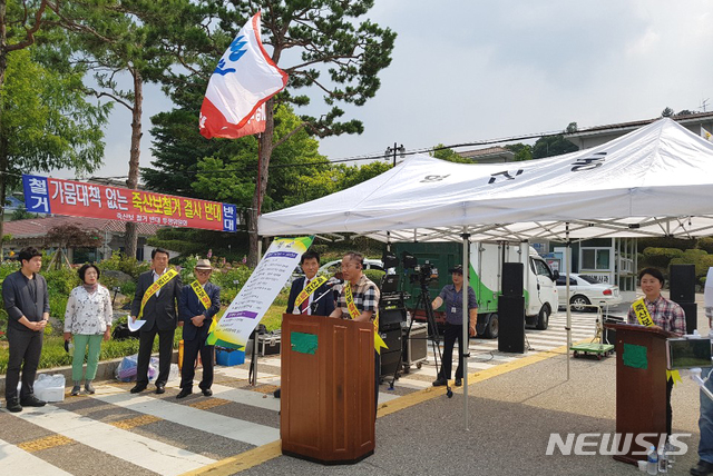 【나주=뉴시스】이창우 기자 = 25일 전남 나주시청 앞 광장에서 '죽산보철거반대투쟁위원회' 주최로 죽산보 해체 반대 집회가 열린 가운데 이창우 전 영산강뱃길복원추진위원장이 보 해체 논의를 비판하고 있다. 2019.06.25 lcw@newsis.com