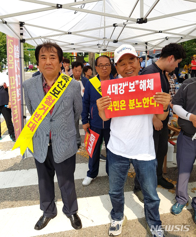 【나주=뉴시스】이창우 기자 = 25일 전남 나주시청 앞 광장에서 열린 죽산보 해체 반대 집회에 참석한 '4대강 국민연합' 공동대표인 이재오 자유한국당 상임고문(오른쪽)이 보 해체 반대 피켓을 들고 있다. 2019.06.25 lcw@newsis.com