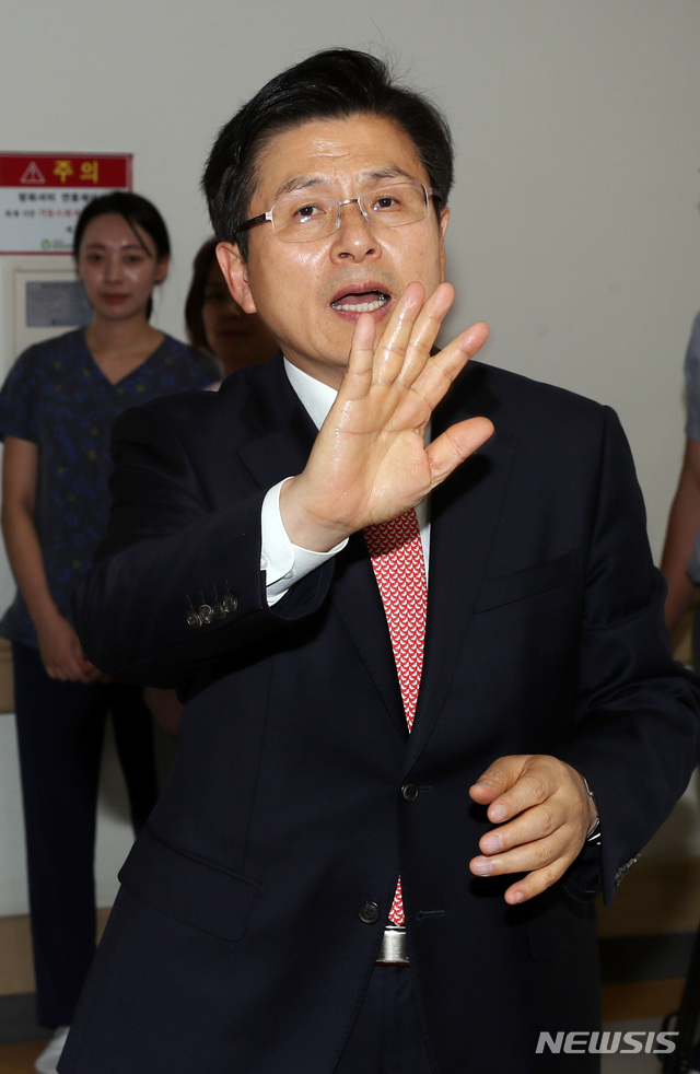 【서울=뉴시스】 박영태 기자 = 자유한국당 황교안 대표가 제69주년 6.25전쟁을 맞은 25일 오후 서울 강동구에 위치한 중앙보훈병원을 방문해 참전용사 병실을 방문하던 중 환자와 가족분들이 황교안 구호를 외치자 황 대표가 하지 말라며 손짓하고 있다. 2019.06.25.since1999@newsis.com