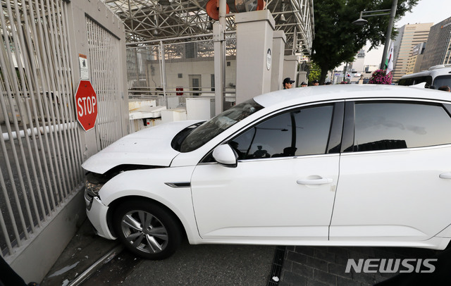 【서울=뉴시스】박주성 기자 = 지난 25일 오후 한 남성이 트렁크에 부탄가스를 싣고 서울 종로구 주한미국대사관으로 차량을 돌진해 대사관 정문이 파손되어 경찰이 조사를 하고 있다. 2019.06.25. park7691@newsis.com