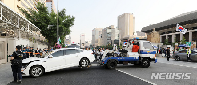 【서울=뉴시스】박주성 기자 = 지난 25일 오후 한 남성이 트렁크에 부탄가스를 싣고 서울 종로구 주한미국대사관으로 차량을 돌진해 대사관 정문이 파손되어 경찰이 차량을 이동하고 있다. 2019.06.25. park7691@newsis.com