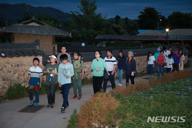 예천군이 주최한 '제1회 금당야행'에서 참가자들이 용문면 금당실마을을 걸으며 밤 풍경을 감상하고 있다 (사진=뉴시스DB)