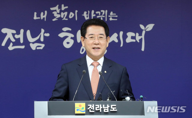 【무안=뉴시스】배상현기자=김영록 전라남도지사가 26일 오전 도청 브리핑룸에서 민선 7기 1주년 기자회견을 하고 있다. 김 지사는 지난 1년 민선 7기 핵심기조인 ‘도민 제일주의와 우선주의’를 바탕으로 ‘생명의 땅, 으뜸전남’을 만들고자 쉼 없이 달려온 역동과 희망의 시간이었다고 밝혔다. 2019.06.26 (사진=전남도 제공) praxis@newsis.com