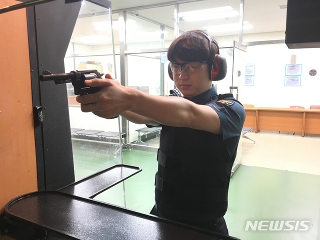 【울산=뉴시스】안정섭 기자 = 울산지방경찰청이 사회 여러 분야에서 활동하며 특색있는 경력을 보유한 울산경찰 20인을 선정했다. 사진은 지역경찰 가운데 사격왕으로 선정된 울산지방청 경무과 윤성언 경장. 2019.06.26. (사진=울산지방경찰청 제공)photo@newsis.com