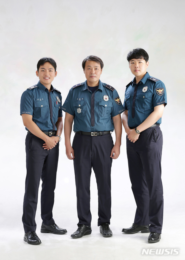 【울산=뉴시스】안정섭 기자 = 울산지방경찰청이 사회 여러 분야에서 활동하며 특색있는 경력을 보유한 울산경찰 20인을 선정했다. 사진은 울산 삼부자 경찰관으로 유명한 동부경찰서 전하지구대 김효석 경위와 두 아들. 2019.06.26. (사진=울산지방경찰청 제공)photo@newsis.com