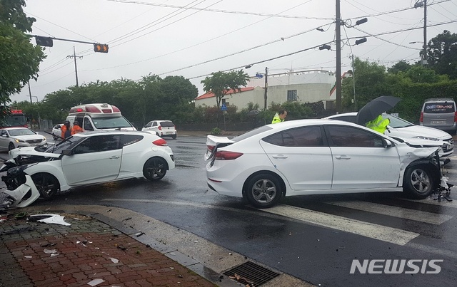 【서귀포=뉴시스】우장호 = 26일 오후 제주 서귀포시 성산읍 고성리 인근 교차로에서 승용차끼리 충돌해 운전자 등 총 3명이 다쳤다. 현장에 출동한 경찰과 119구급대원이 안정화조치를 하고 있다. 2019.06.26. (사진=제주 동부소방서 제공) woo1223@newsis.com