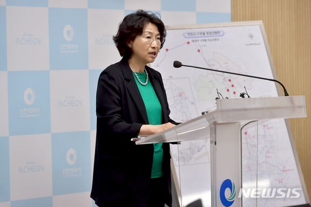 【인천=뉴시스】 함상환 기자 = 26일 인천시청 브리핑룸에서 열린 '수돗물 안심지원단 브리핑'에서 정현미 수돗물 안심지원단장(국립환경과학원 환경기반연구부장)이 인천 수돗물 수질검사 3차 공개 발표하고 있다. 2019.06.26. (사진=인천시 제공) hsh3355@newsis.com