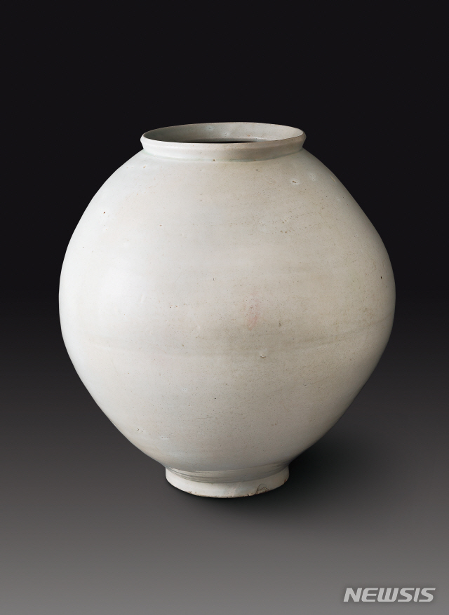 【서울=뉴시스】 26일 서울옥션 제 152회 6월경매에서 31억원에 낙찰된 높이 46㎝의 백자대호.