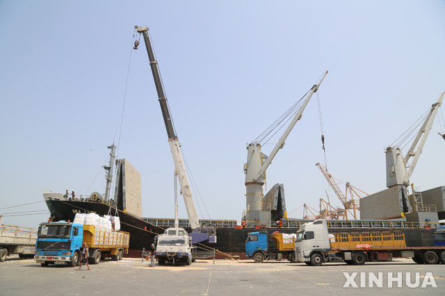 【 호데이다(예멘)= 신화/뉴시스】 25일 예멘 호데이다 항에 하역중인 유엔식량계획의 구호식품과 밀가루. 하지만 이 곳을 탈환하기 위한 정부군의 공격과 후티 반군의 저항으로 이 날 밤에도 격렬한 전투가 계속되었다.&nbsp; 