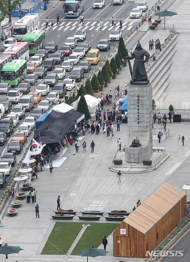 【서울=뉴시스】김병문 기자 = 우리공화당(구 대한애국당) 관계자들이 26일 오전 서울 종로구 광화문광장에서 서울시에 의해 전날 철거된 천막을 재설치 한 후 밤을 새우며 지키고 있다. 2019.06.26. dadazon@newsis.com