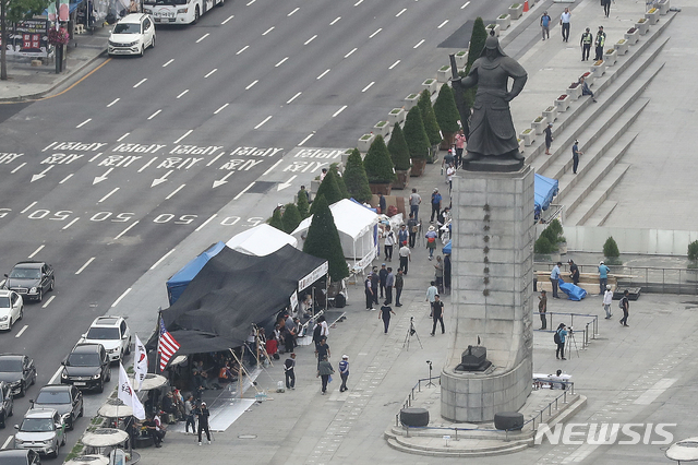 【서울=뉴시스】김병문 기자 = 우리공화당(구 대한애국당) 관계자들이 26일 오전 서울 종로구 광화문광장에서 서울시에 의해 전날 철거된 천막을 재설치 한 후 밤을 새우며 지키고 있다. 2019.06.26. dadazon@newsis.com