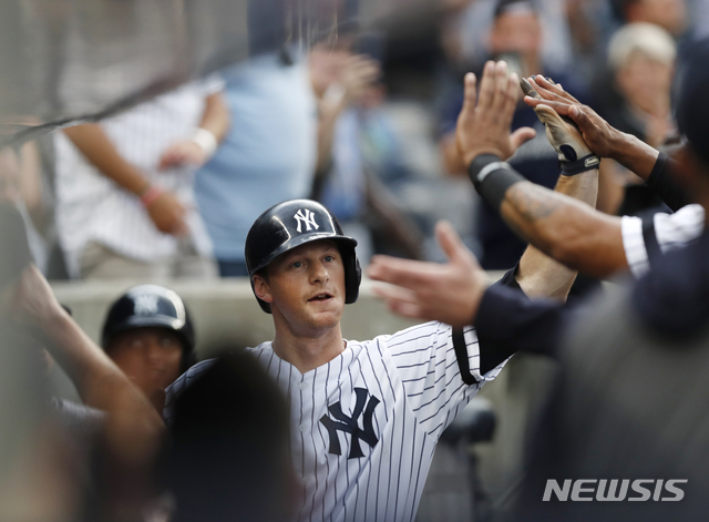 【뉴욕=AP/뉴시스】 뉴욕 양키스의 DJ 르메이유가 26일(한국시간) 미국 뉴욕주 브롱스의 양키스타디움에서 열린 2019 메이저리그(MLB) 토론토 블루제이스와의 경기에서 1회말 선두타자 홈런을 때려낸 후 하이파이브를 나누고 있다.