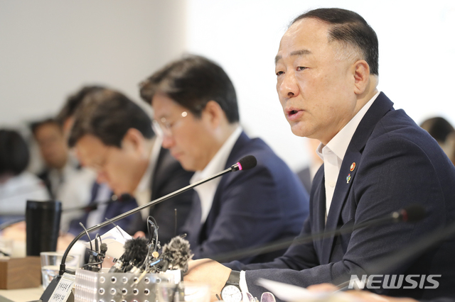 【서울=뉴시스】최진석 기자 = 홍남기(오른쪽) 경제부총리 겸 기획재정부 장관이 26일 오전 서울 중구 한국관광공사 K-스타일 허브 사랑채 회의실에서 열린 '제18차 경제활력대책회의'에서 모두발언을 하고 있다. 이날 회의에서는 서비스산업 혁신전략과 물류산업 혁신방안, 섬유패션산업 활력제고방안, K-컬쳐 페스티벌 추진계획등이 논의 됐다. 2019.06.26.myjs@newsis.com