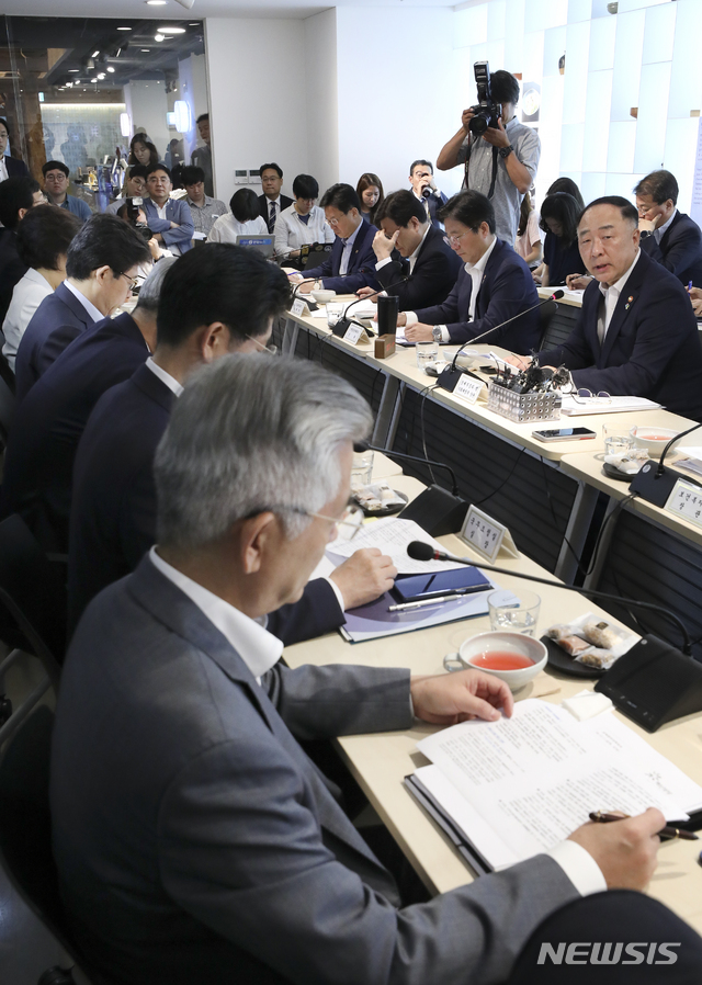 【서울=뉴시스】최진석 기자 = 홍남기(오른쪽) 경제부총리 겸 기획재정부 장관이 26일 오전 서울 중구 한국관광공사 K-스타일 허브 사랑채 회의실에서 열린 '제18차 경제활력대책회의'에서 모두발언을 하고 있다. 이날 회의에서는 서비스산업 혁신전략과 물류산업 혁신방안, 섬유패션산업 활력제고방안, K-컬쳐 페스티벌 추진계획등이 논의 됐다. 2019.06.26.myjs@newsis.com